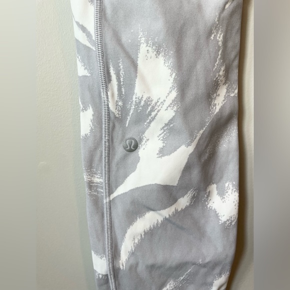 Lululemon Swift Speed Leggings with side pockets and back zipper pocket - Picture 3 of 4